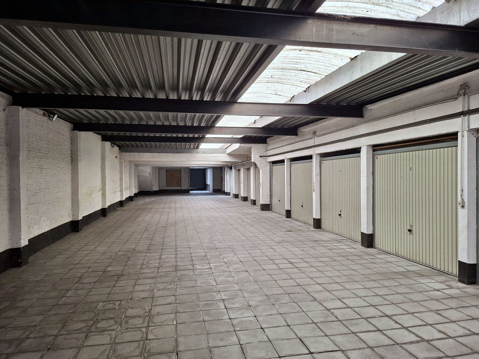 Garagecomplex achter het gebouw