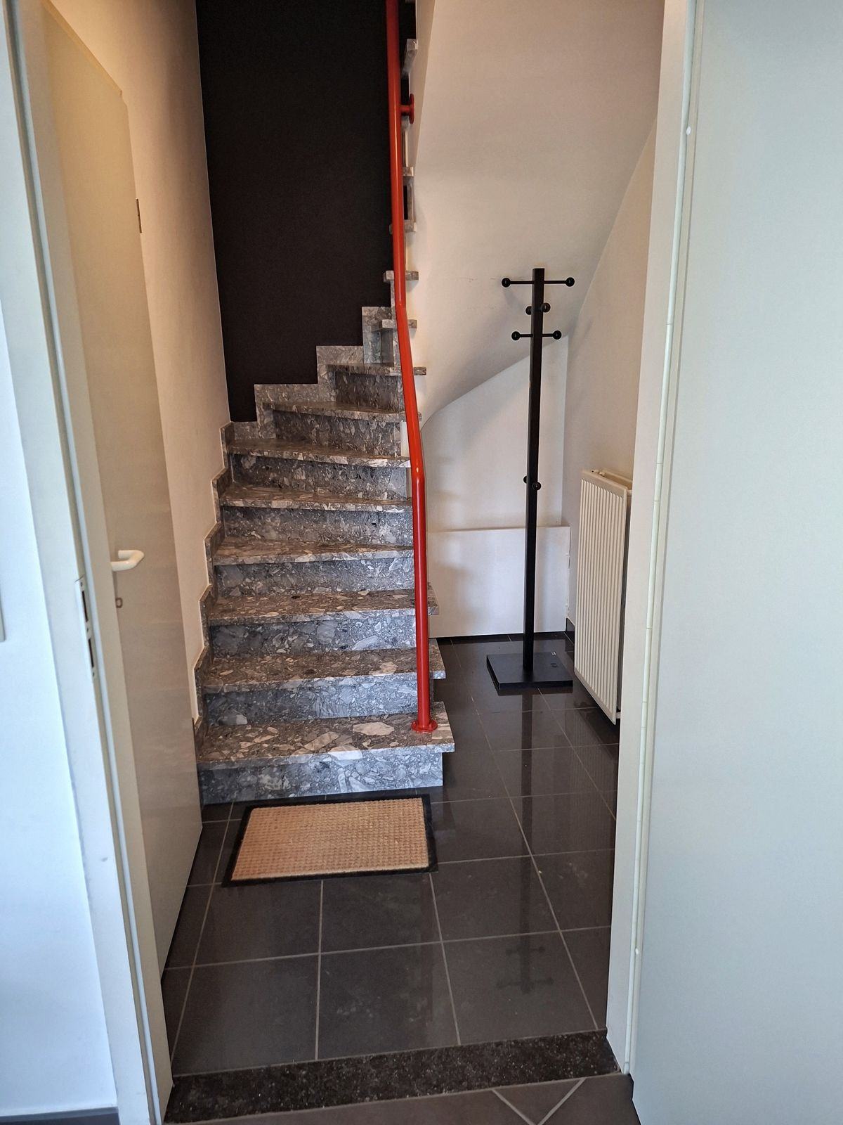 Inkomhal met traphal