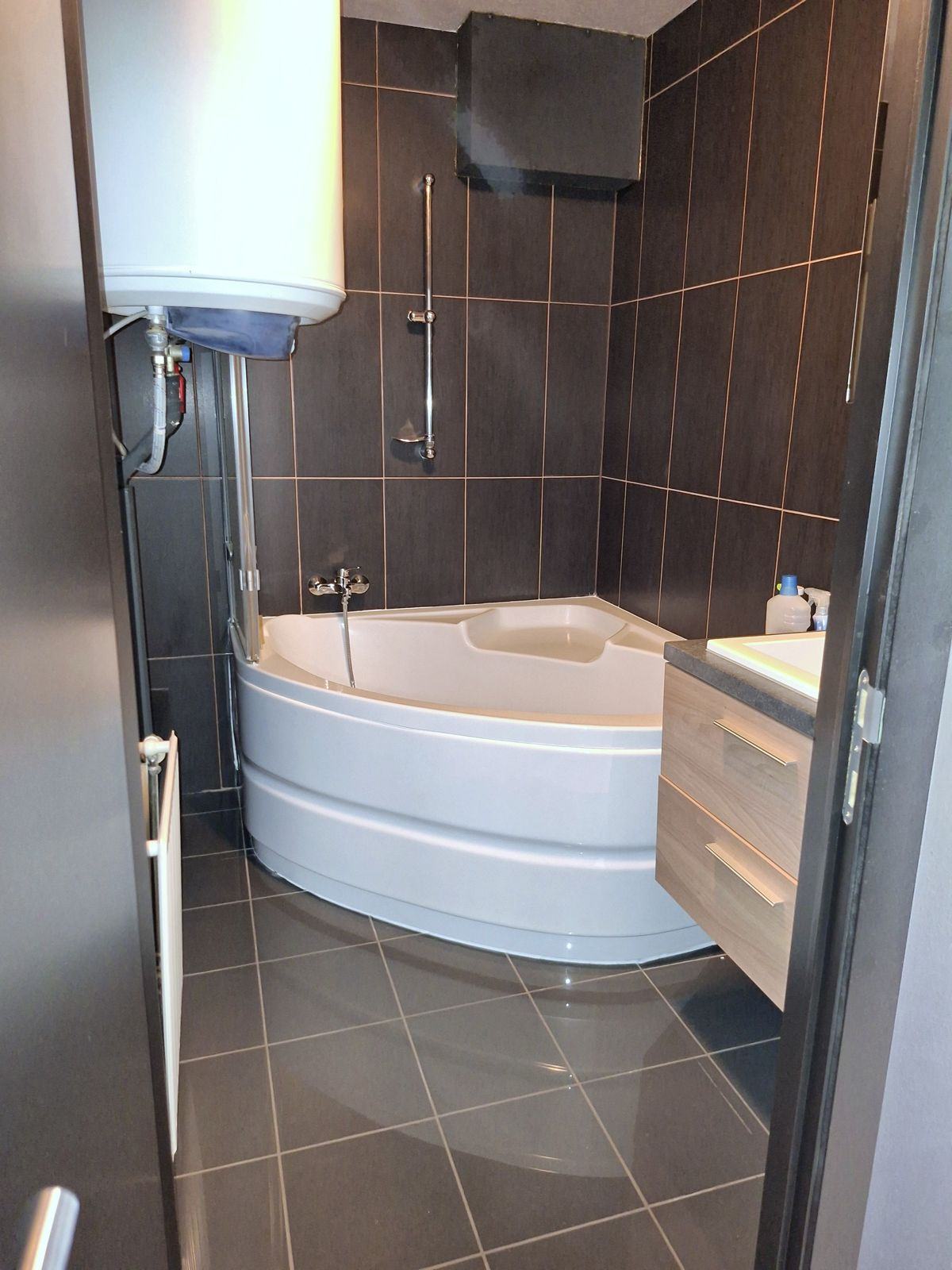 Badkamer met hoekligbad